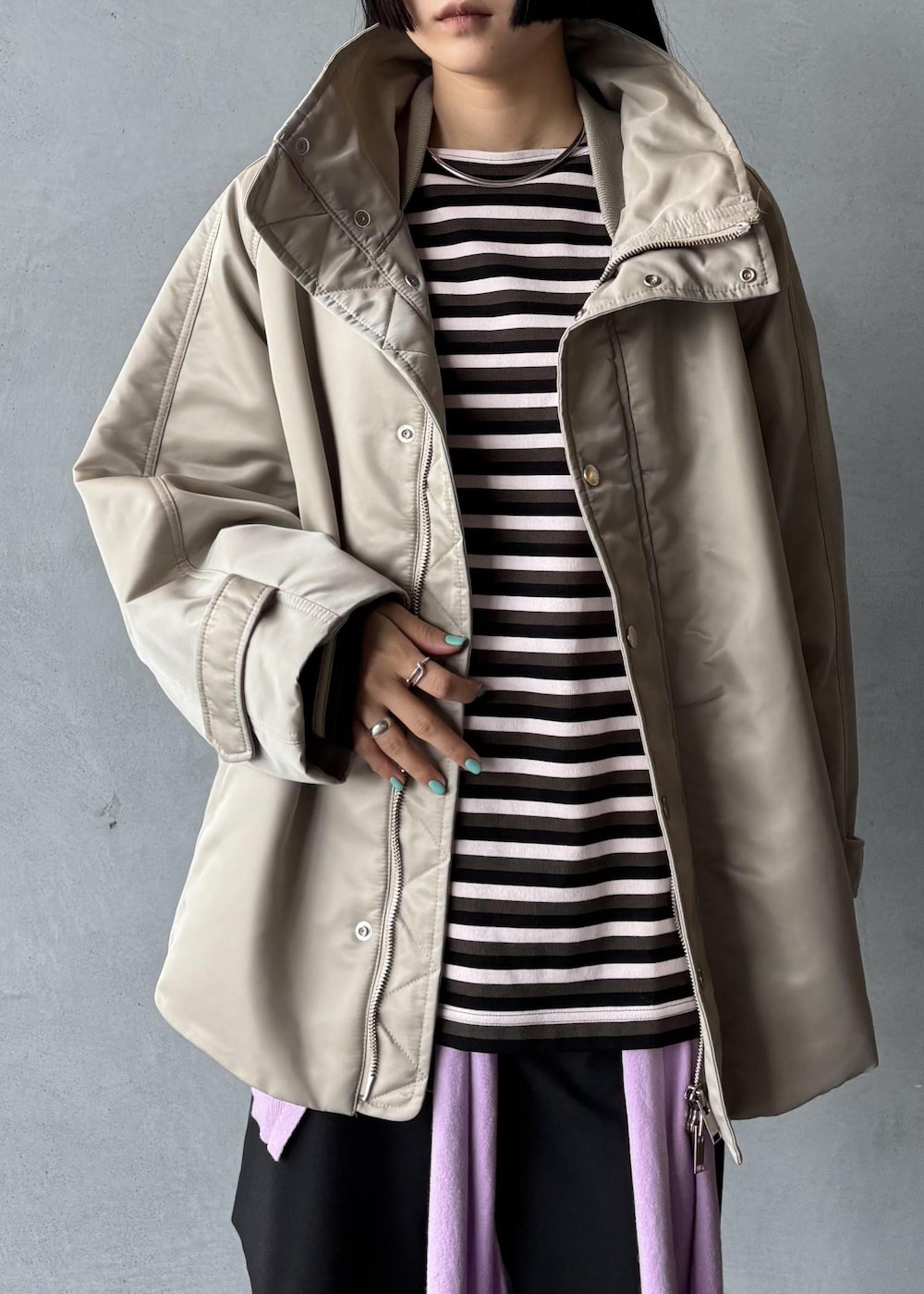 パープル系のニット/セーター、ピンク系のTシャツ/カットソー、ブラック系のその他パンツを着用したレディースの秋コーディネートの6枚目の写真