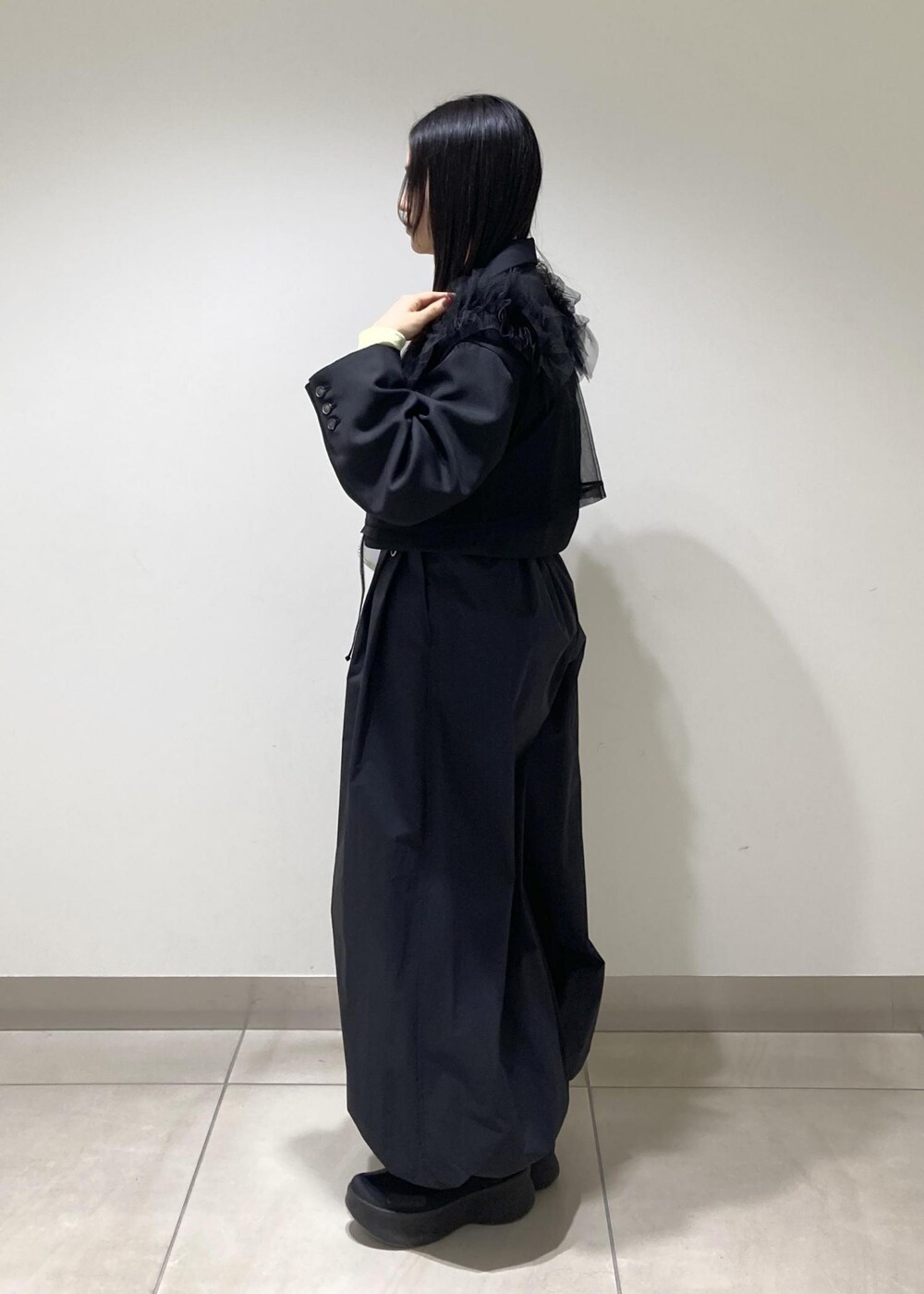 ブラック系のその他パンツ、グレー系のハンドバッグ、ブラック系のその他トップスを着用したレディースの春コーディネートの4枚目の写真