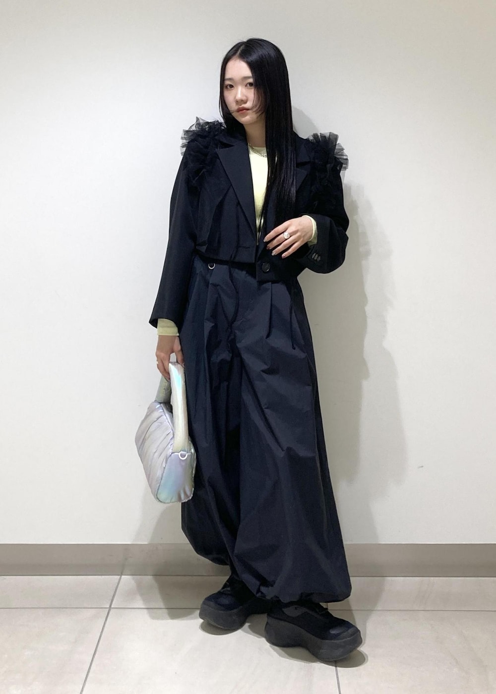 ブラック系のその他パンツ、グレー系のハンドバッグ、ブラック系のその他トップスを着用したレディースの春コーディネートの2枚目の写真