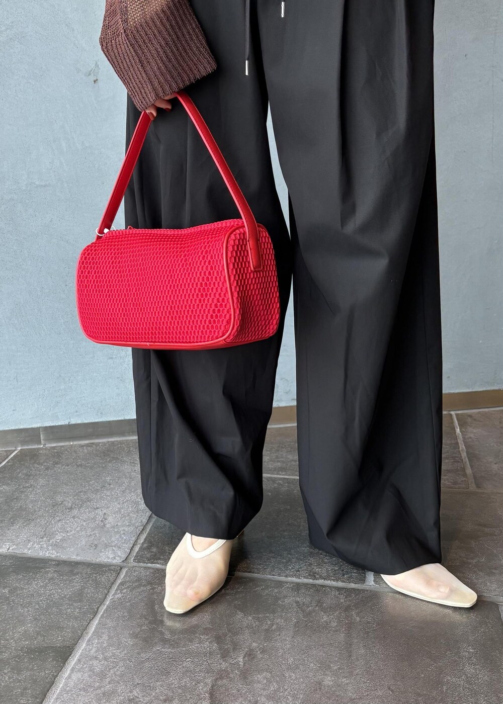 ホワイト系のパンプス、ブラック系のタンクトップ、ブラウン系のTシャツ/カットソーを着用したレディースの夏コーディネートの8枚目の写真