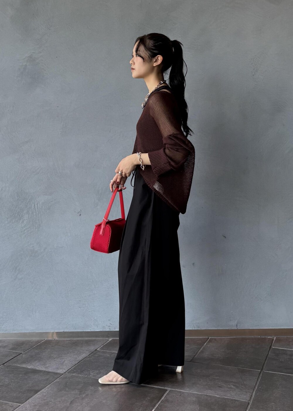 ホワイト系のパンプス、ブラック系のタンクトップ、ブラウン系のTシャツ/カットソーを着用したレディースの夏コーディネートの4枚目の写真