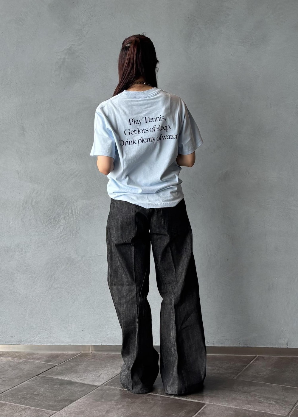 ブラック系のデニムパンツ、ブルー系のTシャツ/カットソー、ブラック系のサングラスを着用したレディースの夏コーディネートの4枚目の写真