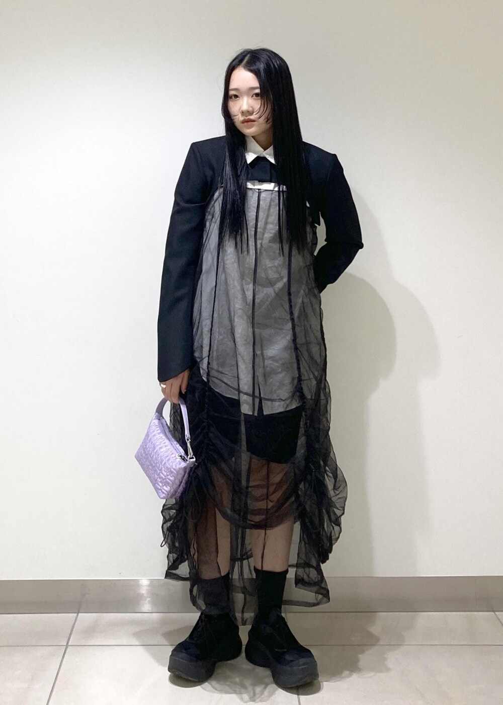 ブラック系のワンピース、ブラック系のその他パンツ、ホワイト系のシャツ/ブラウスを着用したレディースの冬コーディネートの3枚目の写真