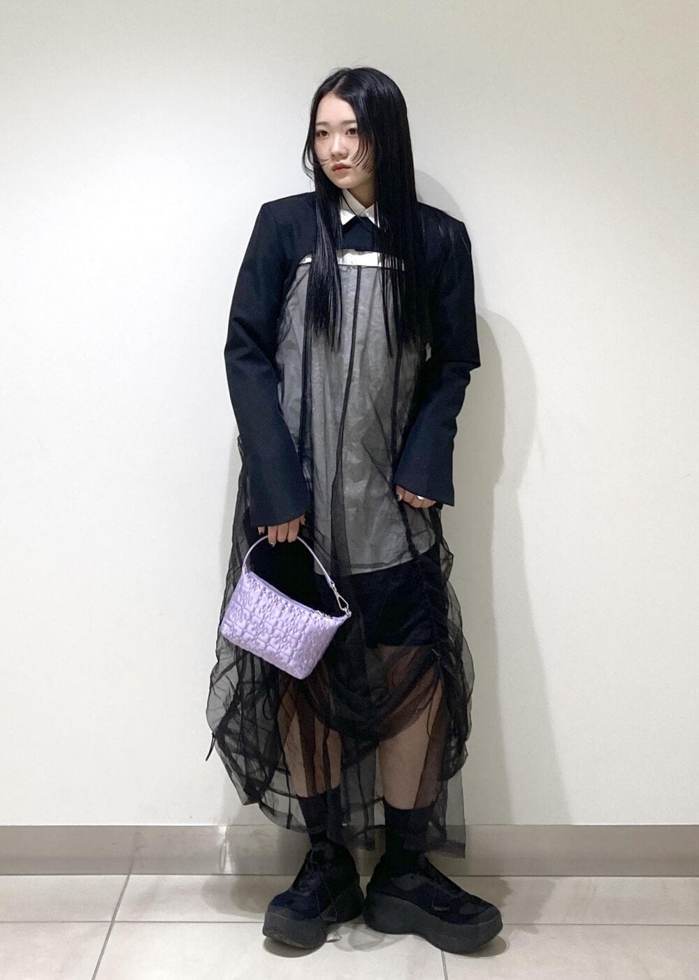 ブラック系のワンピース、ブラック系のその他パンツ、ホワイト系のシャツ/ブラウスを着用したレディースの冬コーディネートの2枚目の写真