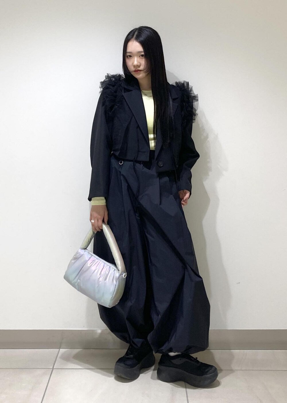 ブラック系のその他パンツ、グレー系のハンドバッグ、ブラック系のその他トップスを着用したレディースの春コーディネートの3枚目の写真