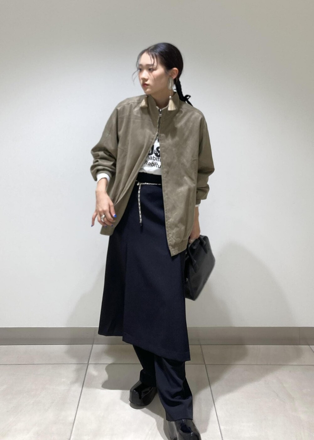 ブラック系のその他パンツ、ホワイト系のTシャツ/カットソー、ブラック系のスカートを着用したレディースの秋コーディネートの3枚目の写真