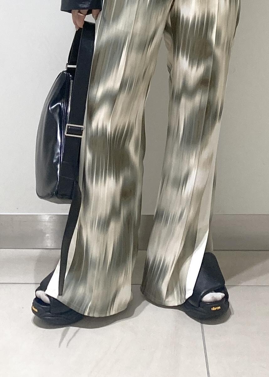 ベージュ系のその他パンツ、ブラック系のサンダル、ブラック系のブルゾンを着用したレディースの春コーディネートの8枚目の写真