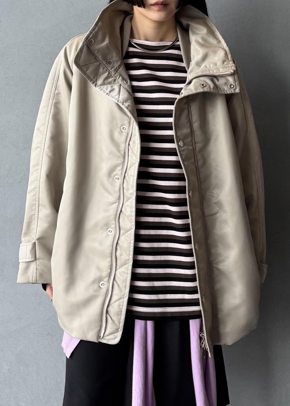 パープル系のニット/セーター、ピンク系のTシャツ/カットソー、ブラック系のその他パンツを着用したレディースの秋コーディネートの7枚目の写真