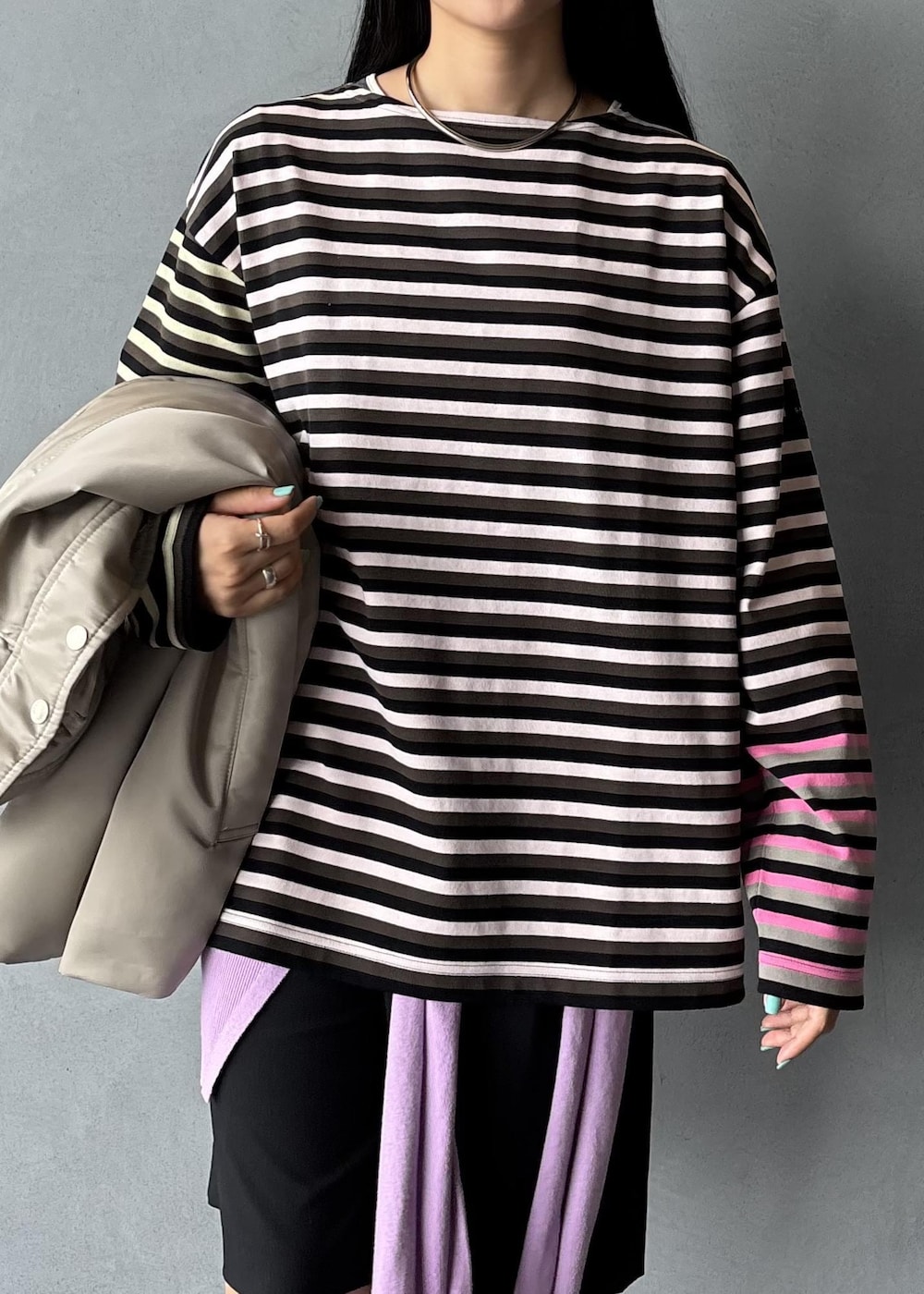 パープル系のニット/セーター、ピンク系のTシャツ/カットソー、ブラック系のその他パンツを着用したレディースの秋コーディネートの8枚目の写真