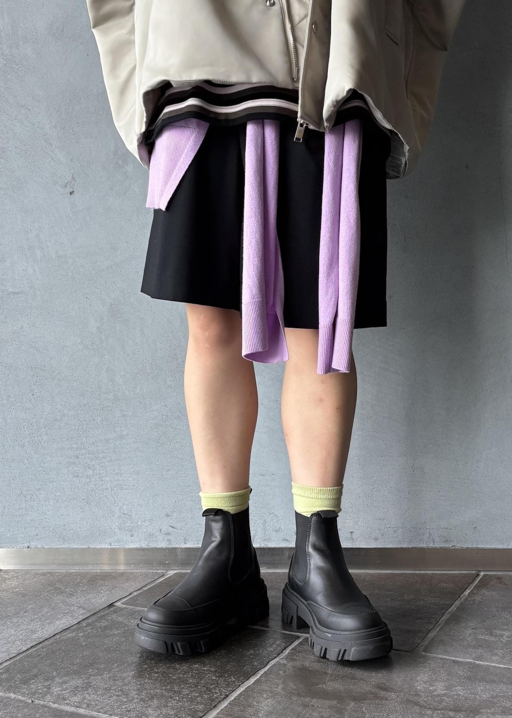 パープル系のニット/セーター、ピンク系のTシャツ/カットソー、ブラック系のその他パンツを着用したレディースの秋コーディネートの10枚目の写真