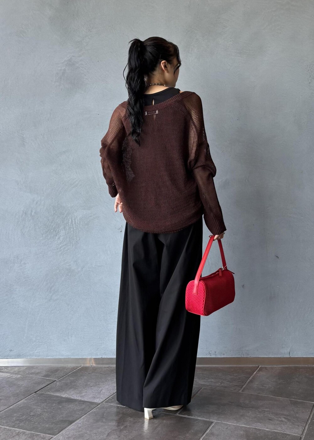 ホワイト系のパンプス、ブラック系のタンクトップ、ブラウン系のTシャツ/カットソーを着用したレディースの夏コーディネートの5枚目の写真