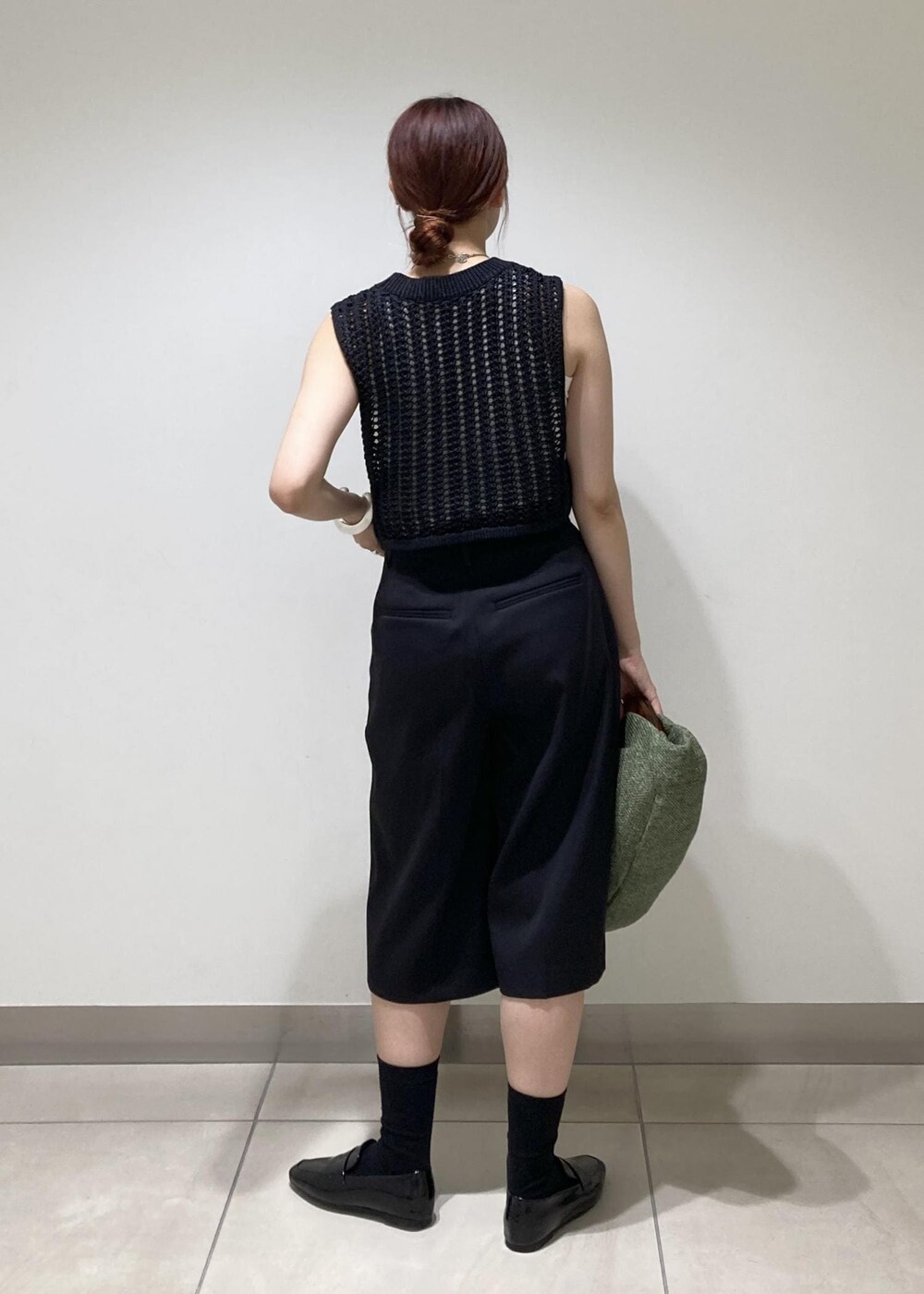 ブラック系のレインシューズ、ホワイト系のタンクトップ、ブラック系のベストを着用したレディースの夏コーディネートの5枚目の写真