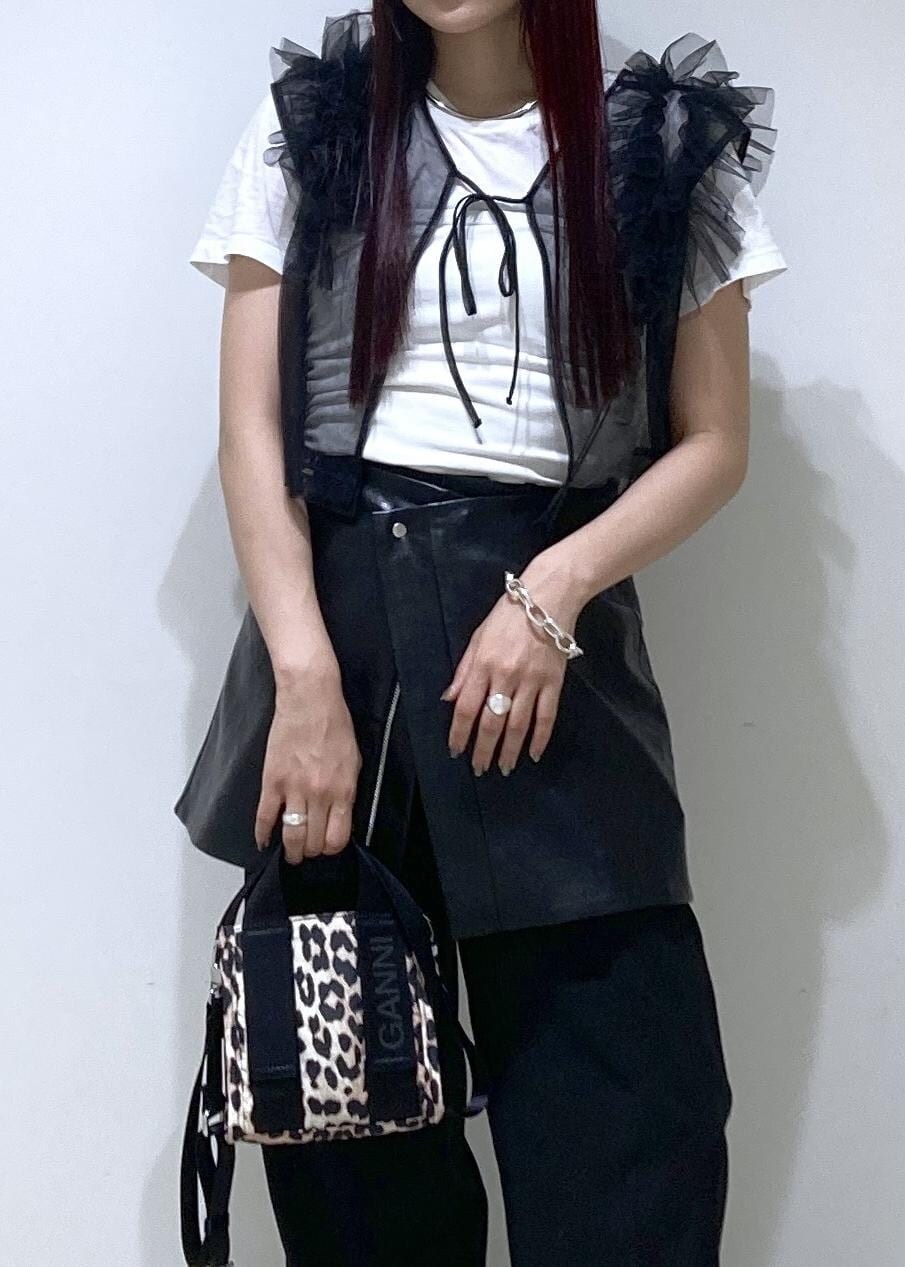 ホワイト系のTシャツ/カットソー、ブラック系のサンダル、ベージュ系のトートバッグを着用したレディースの夏コーディネートの5枚目の写真