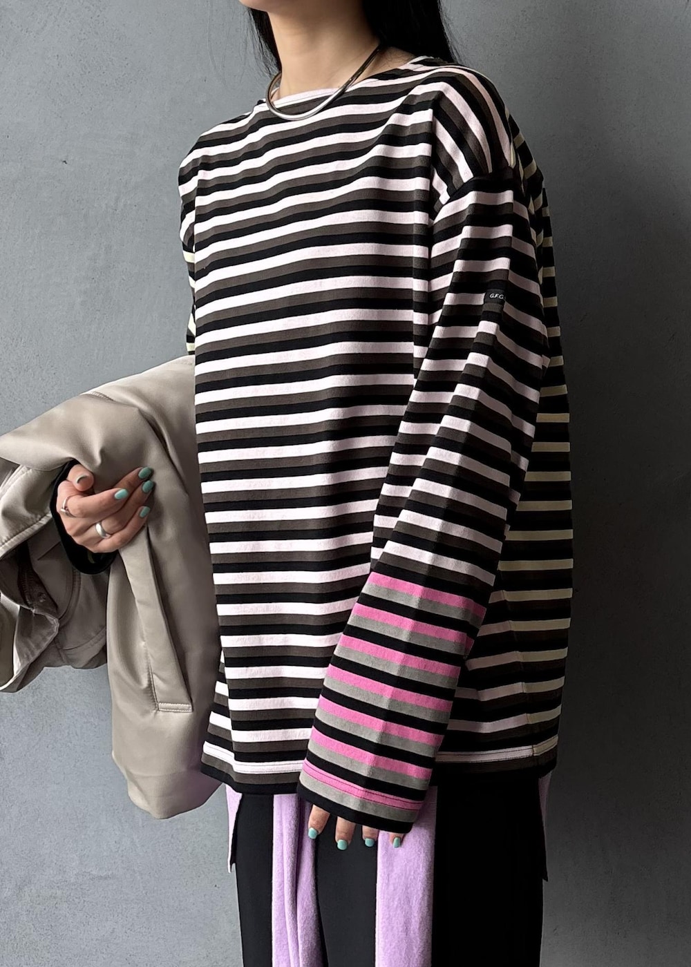 パープル系のニット/セーター、ピンク系のTシャツ/カットソー、ブラック系のその他パンツを着用したレディースの秋コーディネートの9枚目の写真