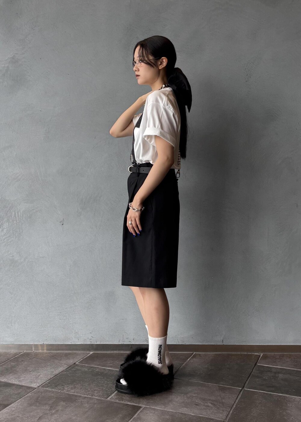 ブラック系のサンダル、ブラック系のその他パンツ、ブルー系のショルダーバッグを着用したレディースの夏コーディネートの4枚目の写真