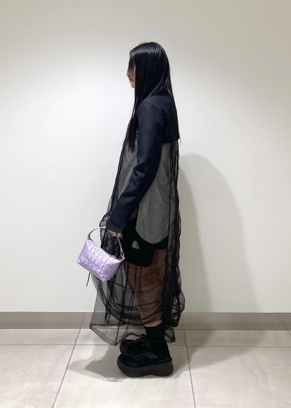 ブラック系のワンピース、ブラック系のその他パンツ、ホワイト系のシャツ/ブラウスを着用したレディースの冬コーディネートの4枚目の写真