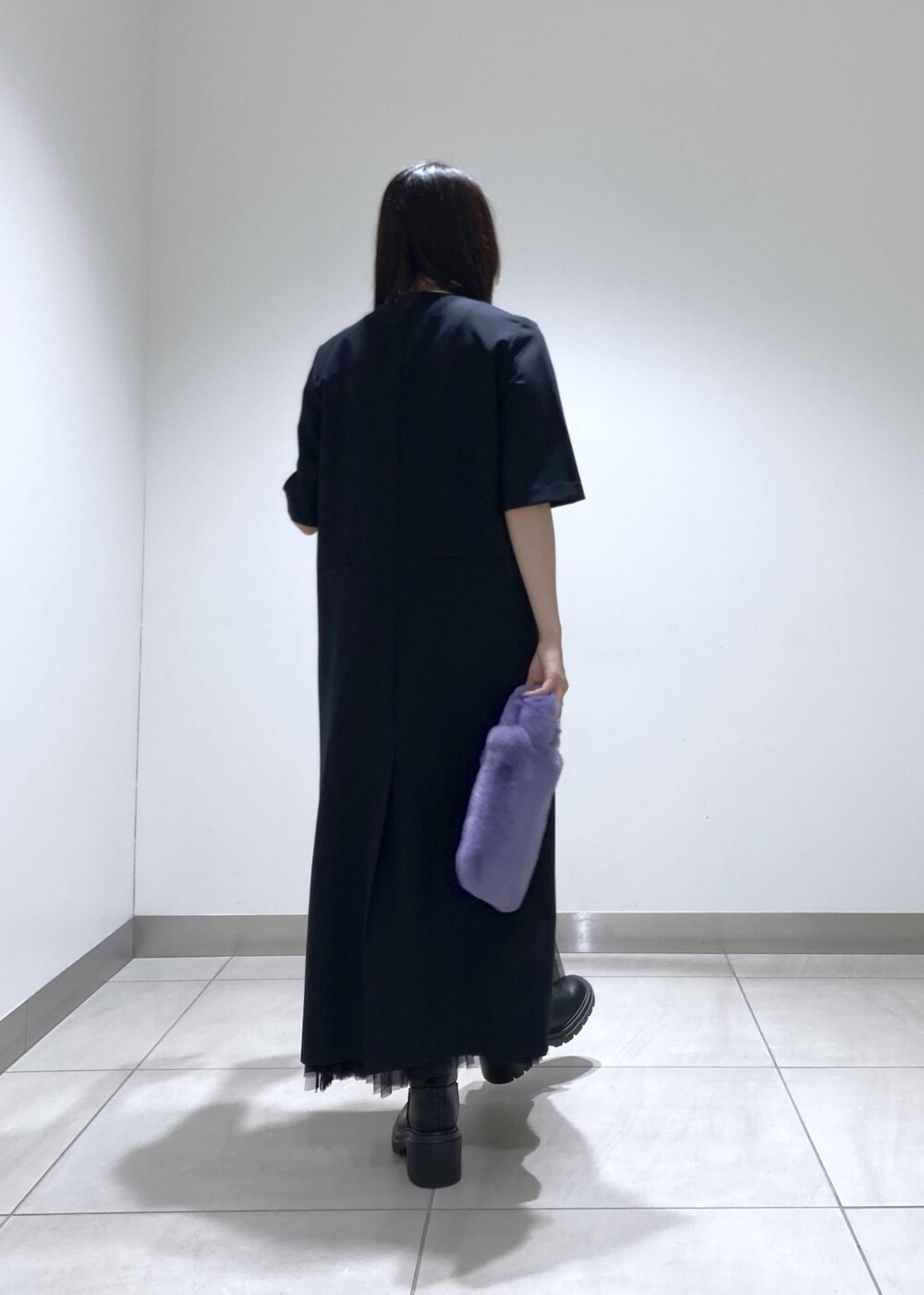 ブラック系のブーツ、パープル系のトートバッグ、ブラック系のタンクトップを着用したレディースの夏コーディネートの5枚目の写真