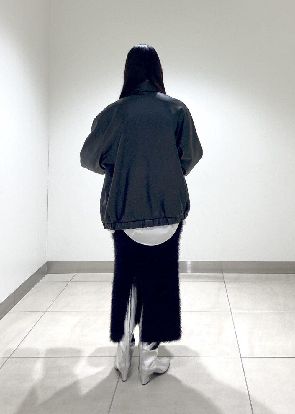 シルバー系のブーツ、ホワイト系のシャツ/ブラウス、ブラック系のブルゾンを着用したレディースの夏コーディネートの4枚目の写真