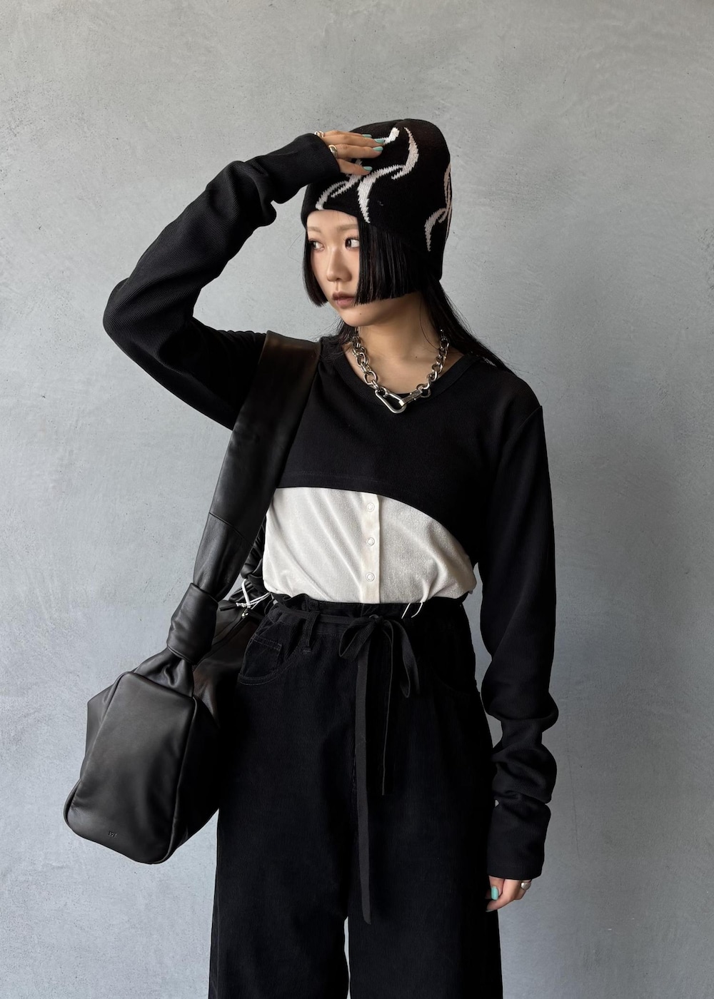 ブラック系のワンピース、ホワイト系のカーディガン/ボレロ、ブラック系のその他パンツを着用したレディースの秋コーディネートの7枚目の写真