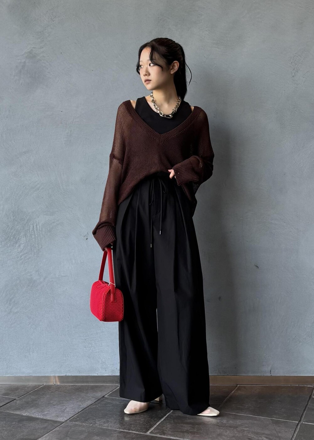 ホワイト系のパンプス、ブラック系のタンクトップ、ブラウン系のTシャツ/カットソーを着用したレディースの夏コーディネートの2枚目の写真