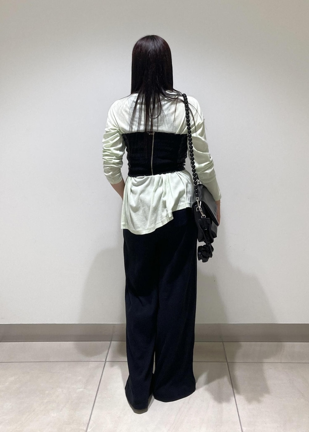 ブラック系のショルダーバッグ、シルバー系のサンダル、ブラック系のその他パンツを着用したレディースの春コーディネートの5枚目の写真