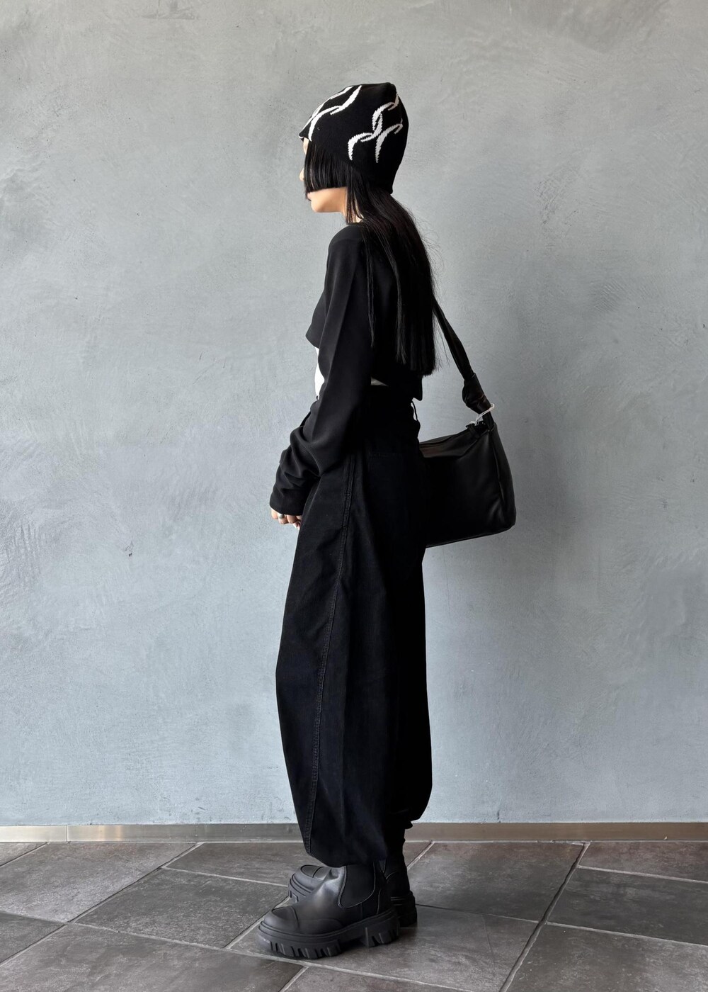 ブラック系のワンピース、ホワイト系のカーディガン/ボレロ、ブラック系のその他パンツを着用したレディースの秋コーディネートの4枚目の写真