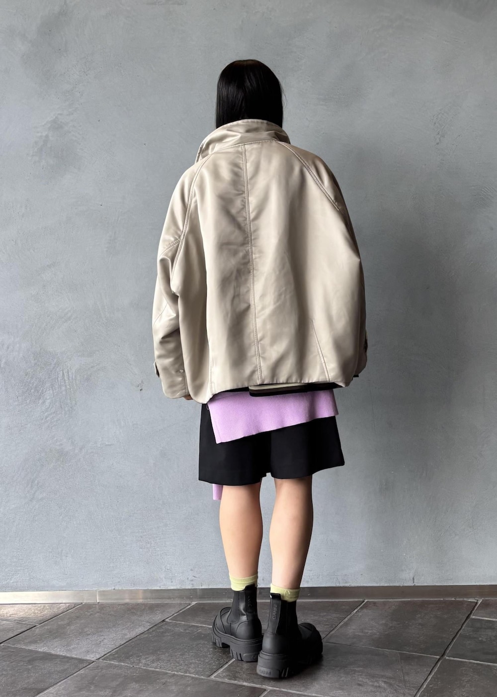 パープル系のニット/セーター、ピンク系のTシャツ/カットソー、ブラック系のその他パンツを着用したレディースの秋コーディネートの5枚目の写真