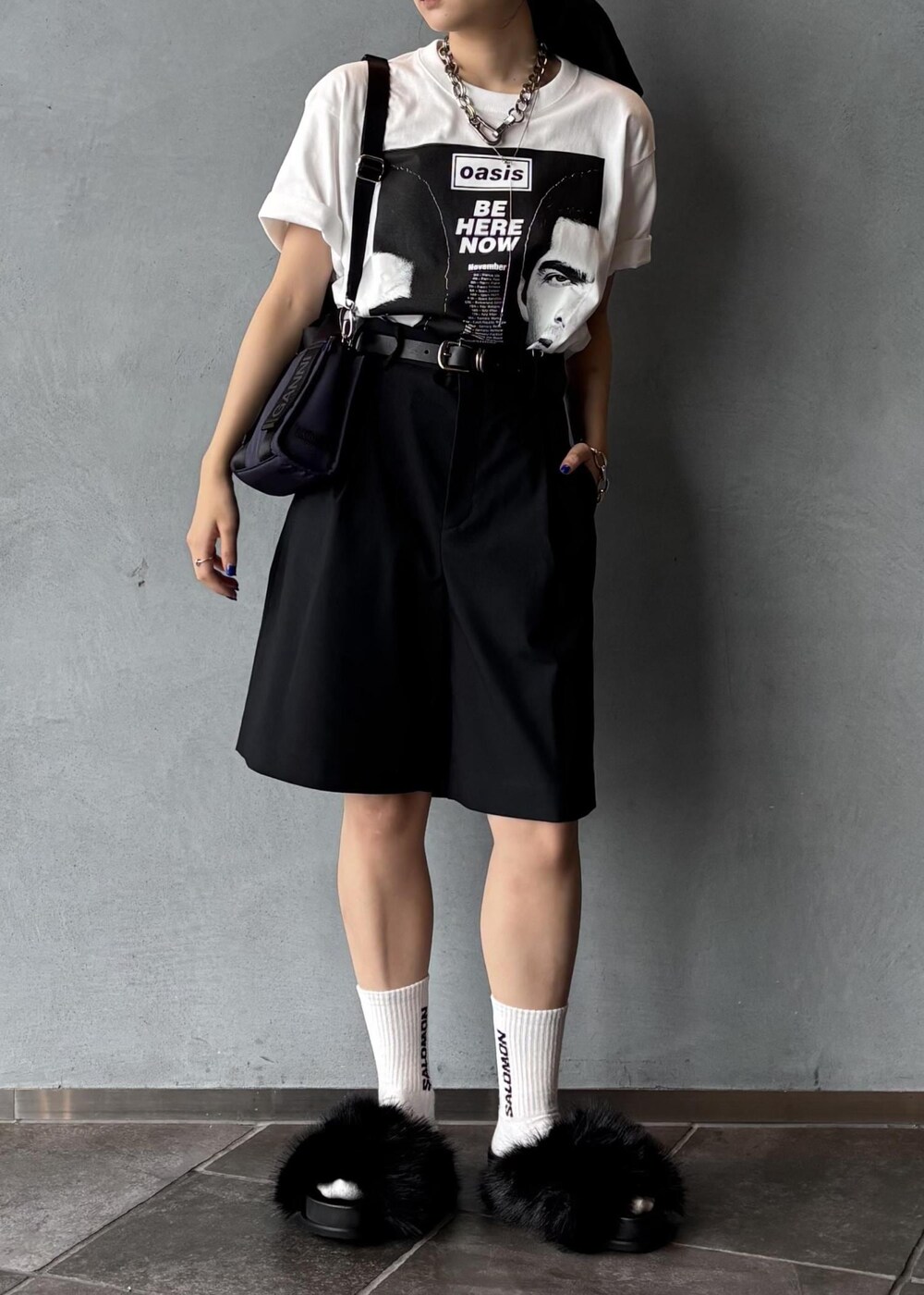 ブラック系のサンダル、ブラック系のその他パンツ、ブルー系のショルダーバッグを着用したレディースの夏コーディネートの3枚目の写真