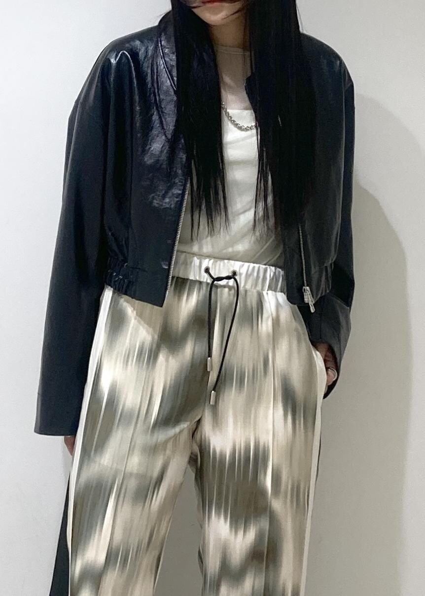 ベージュ系のその他パンツ、ブラック系のサンダル、ブラック系のブルゾンを着用したレディースの春コーディネートの7枚目の写真