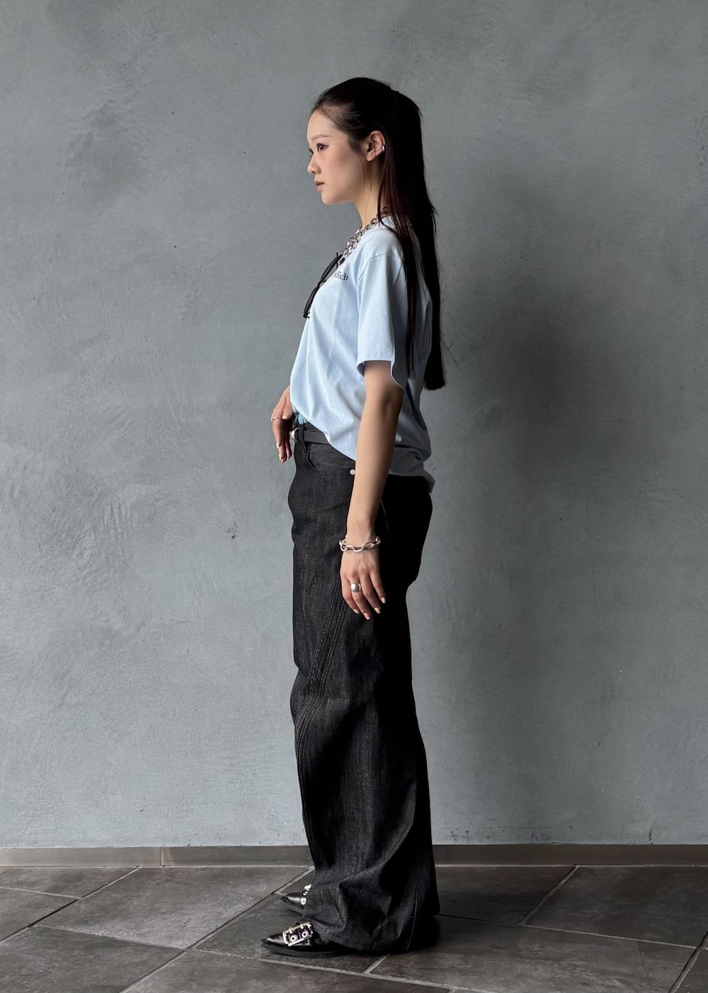ブラック系のデニムパンツ、ブルー系のTシャツ/カットソー、ブラック系のサングラスを着用したレディースの夏コーディネートの3枚目の写真