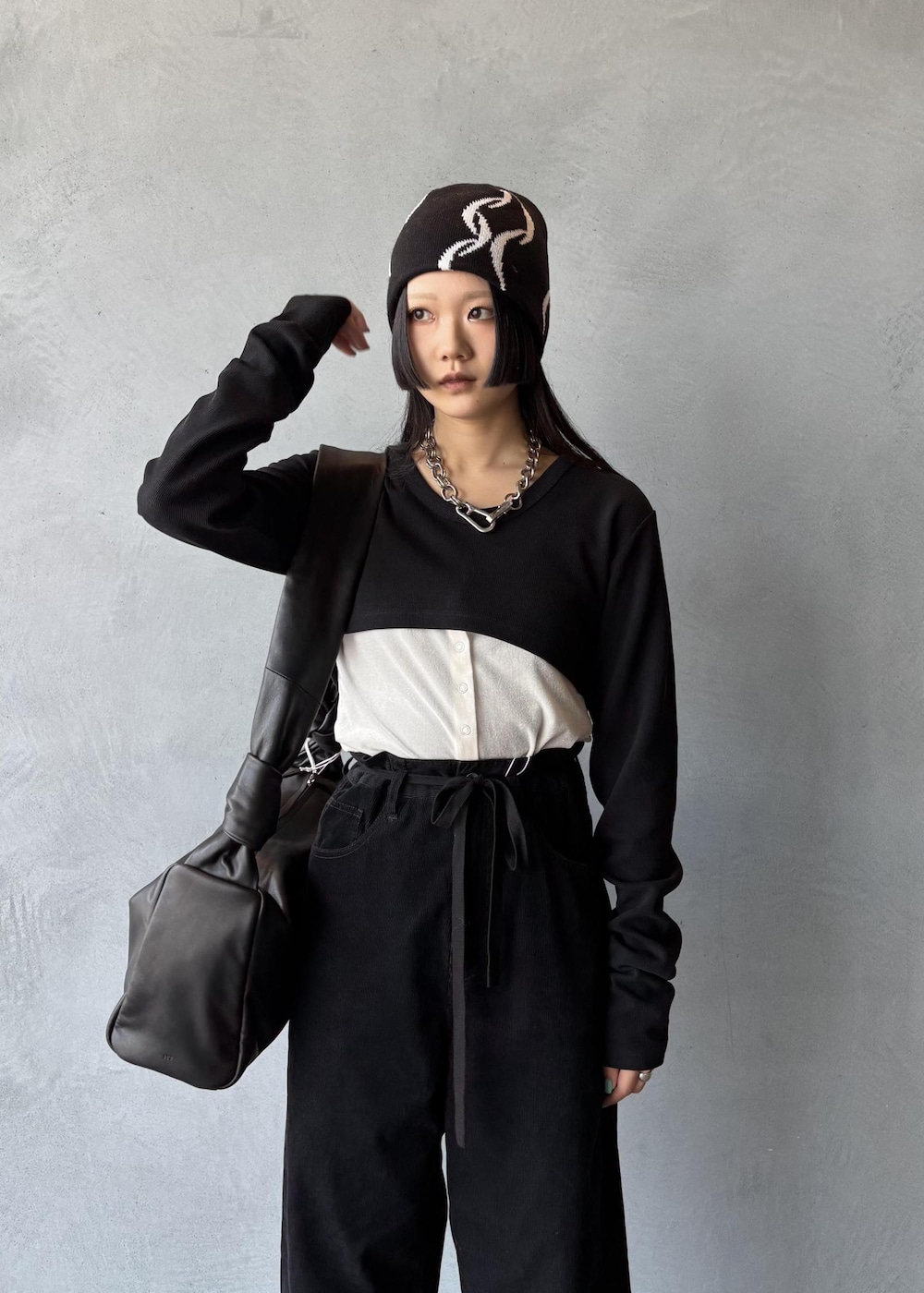 ブラック系のワンピース、ホワイト系のカーディガン/ボレロ、ブラック系のその他パンツを着用したレディースの秋コーディネートの6枚目の写真