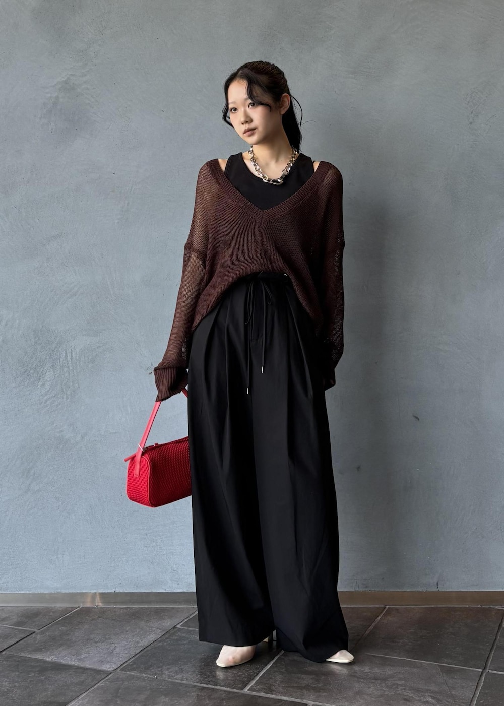 ホワイト系のパンプス、ブラック系のタンクトップ、ブラウン系のTシャツ/カットソーを着用したレディースの夏コーディネートの3枚目の写真