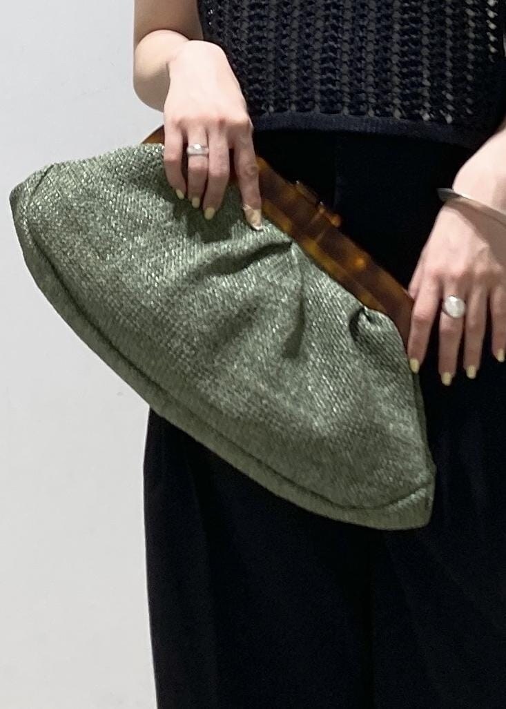 ブラック系のレインシューズ、ホワイト系のタンクトップ、ブラック系のベストを着用したレディースの夏コーディネートの6枚目の写真