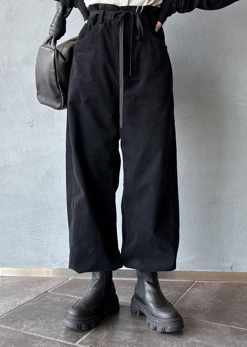 ブラック系のワンピース、ホワイト系のカーディガン/ボレロ、ブラック系のその他パンツを着用したレディースの秋コーディネートの8枚目の写真