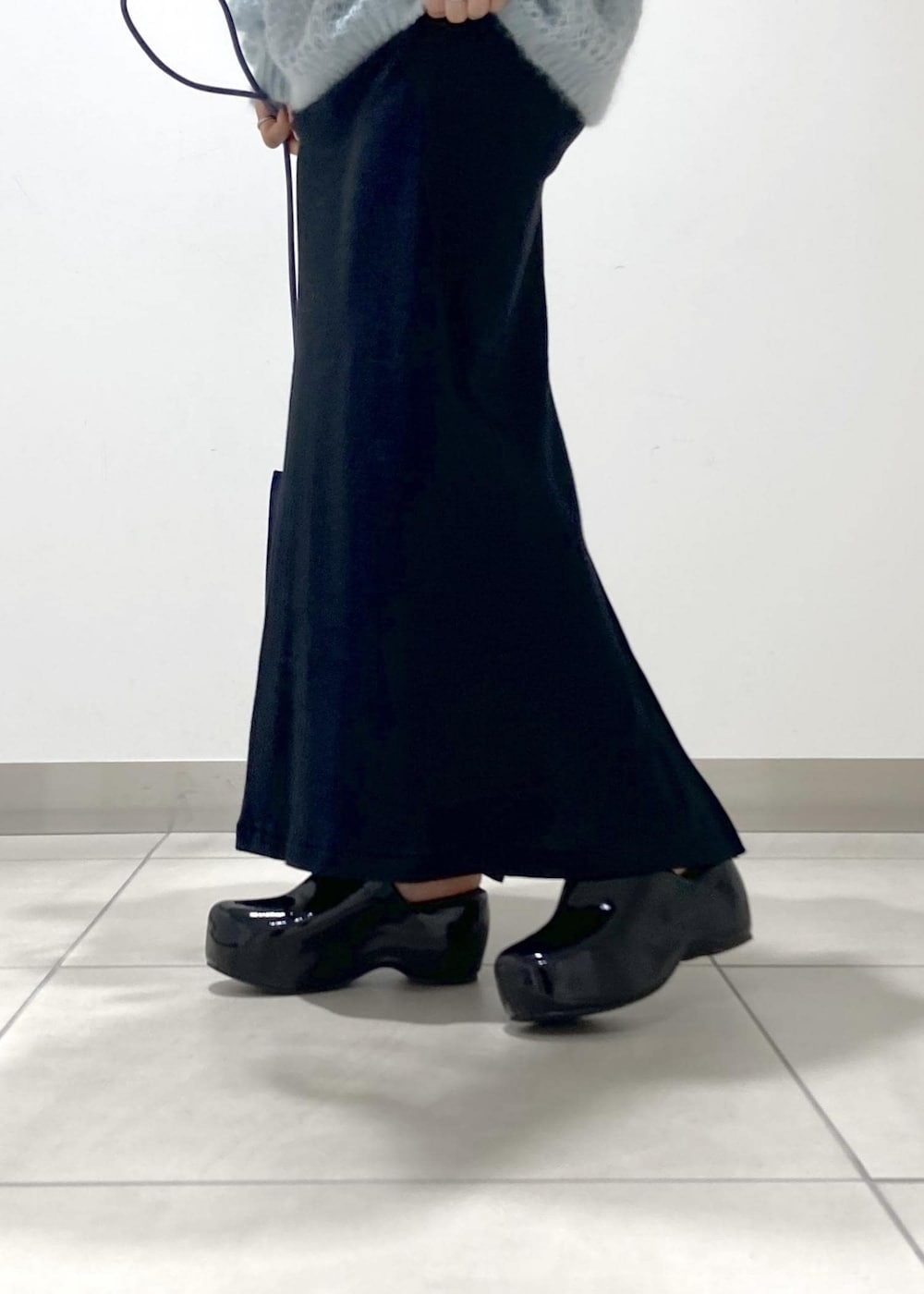 ブラック系のスカート、ブラック系のシャツ/ブラウス、ブルー系のニット/セーターを着用したレディースの夏コーディネートの8枚目の写真