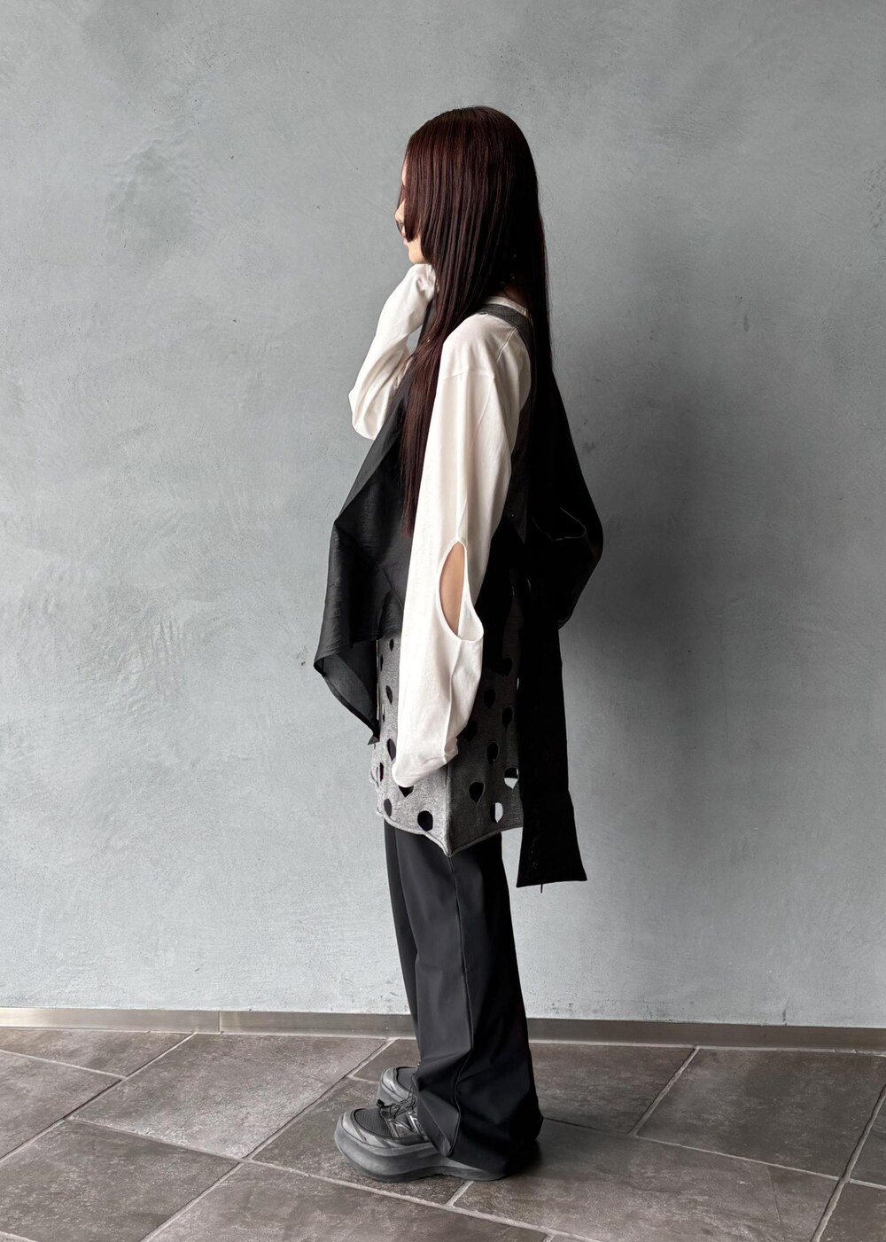 グレー系のワンピース、ブラック系のシャツ/ブラウス、ホワイト系のTシャツ/カットソーを着用したレディースの春コーディネートの4枚目の写真