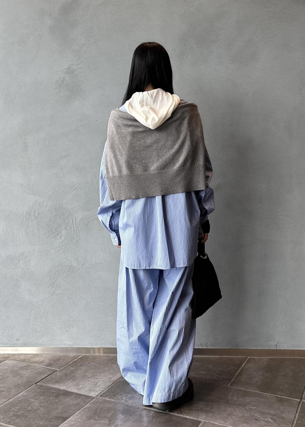 ブラック系のサンダル、グレー系のニット/セーター、ブラック系のハンドバッグを着用したレディースの秋コーディネートの5枚目の写真