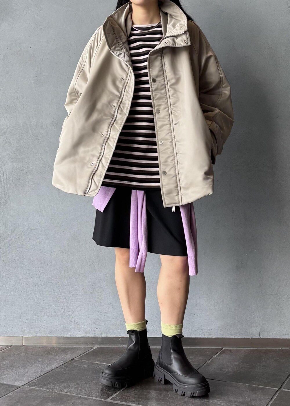 パープル系のニット/セーター、ピンク系のTシャツ/カットソー、ブラック系のその他パンツを着用したレディースの秋コーディネートの3枚目の写真