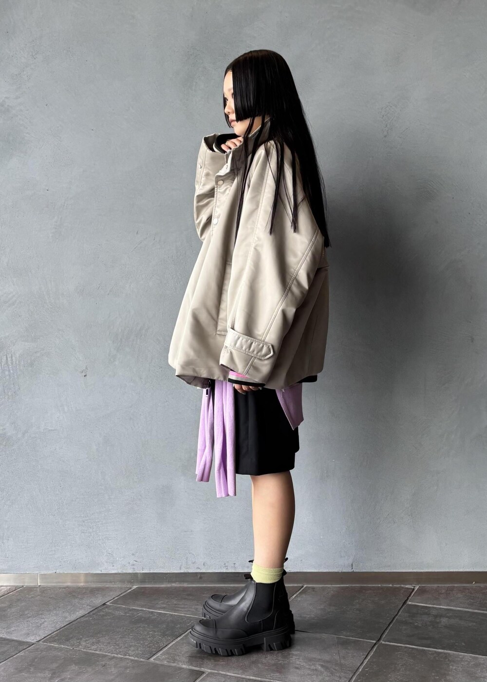 パープル系のニット/セーター、ピンク系のTシャツ/カットソー、ブラック系のその他パンツを着用したレディースの秋コーディネートの4枚目の写真