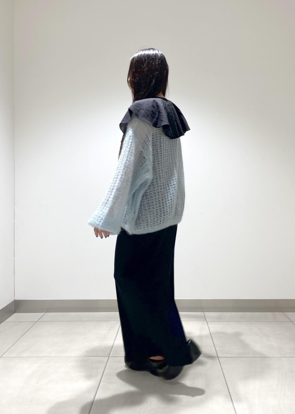 ブラック系のスカート、ブラック系のシャツ/ブラウス、ブルー系のニット/セーターを着用したレディースの夏コーディネートの2枚目の写真