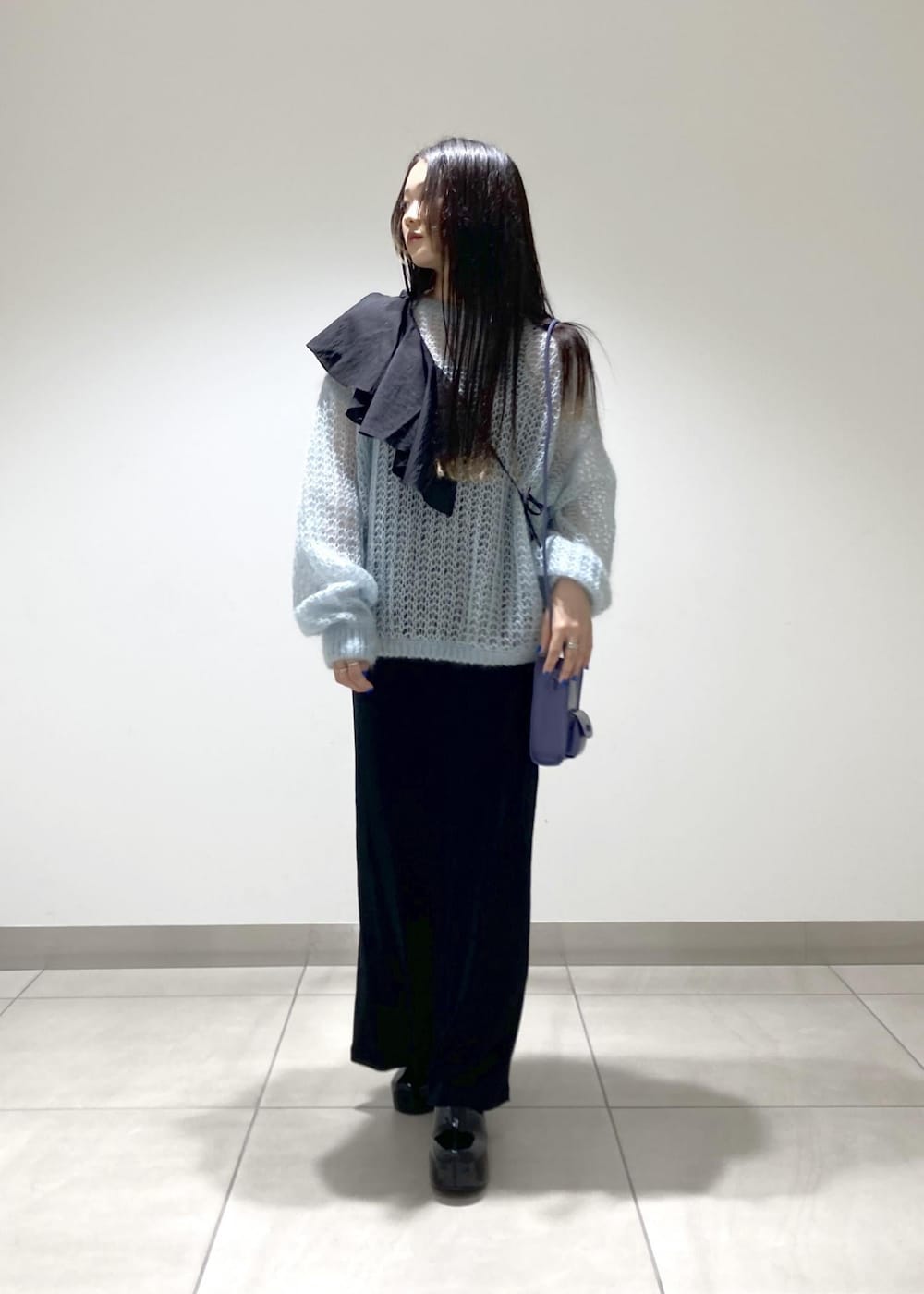 ブラック系のスカート、ブラック系のシャツ/ブラウス、ブルー系のニット/セーターを着用したレディースの夏コーディネートの6枚目の写真