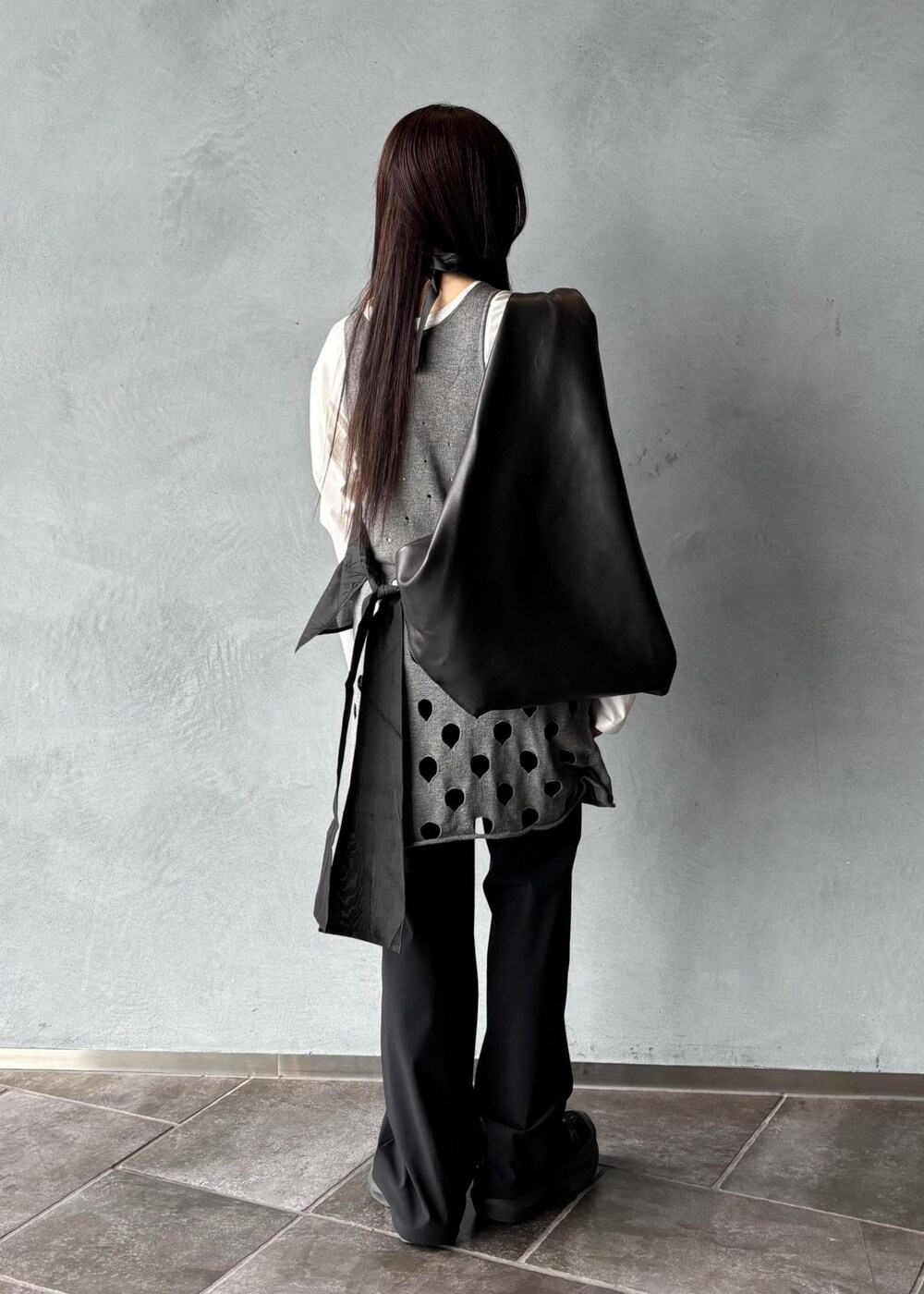 グレー系のワンピース、ブラック系のシャツ/ブラウス、ホワイト系のTシャツ/カットソーを着用したレディースの春コーディネートの5枚目の写真