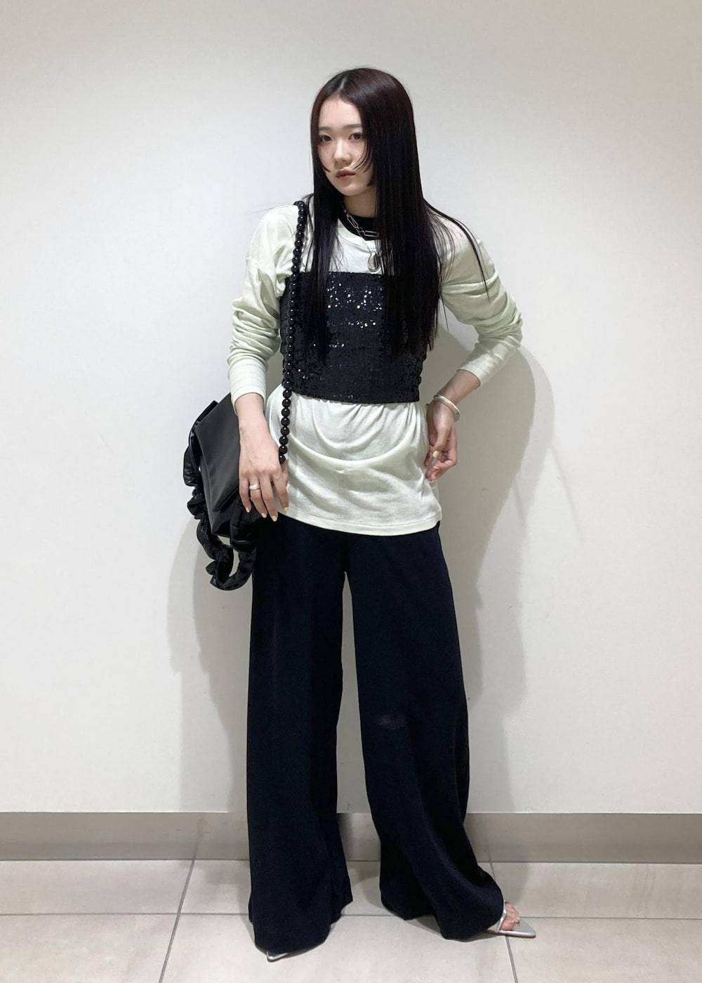 ブラック系のショルダーバッグ、シルバー系のサンダル、ブラック系のその他パンツを着用したレディースの春コーディネートの3枚目の写真