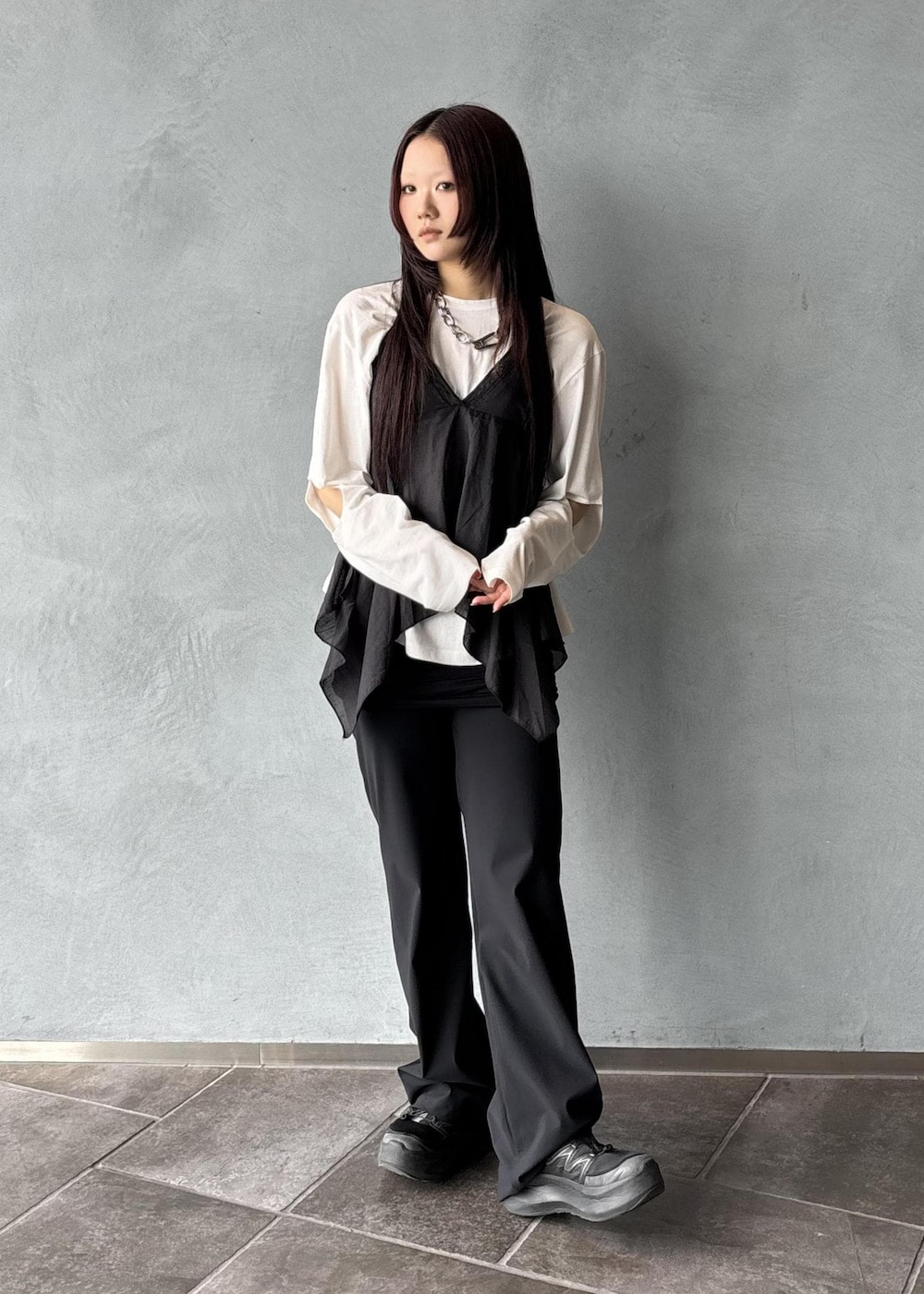 ブラック系のその他パンツ、ブラック系のキャミソール、ホワイト系のTシャツ/カットソーを着用したレディースの春コーディネートの3枚目の写真