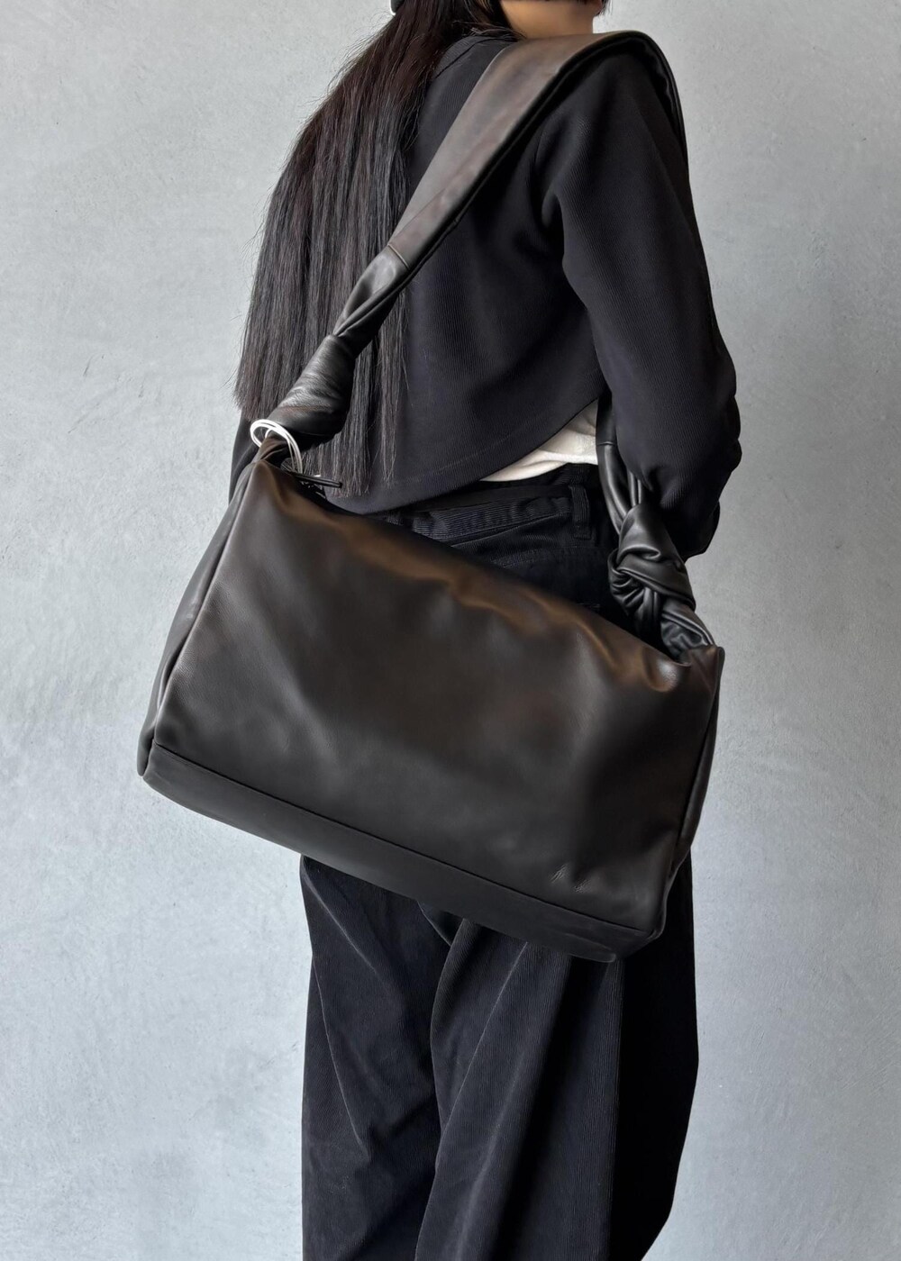 ブラック系のワンピース、ホワイト系のカーディガン/ボレロ、ブラック系のその他パンツを着用したレディースの秋コーディネートの9枚目の写真