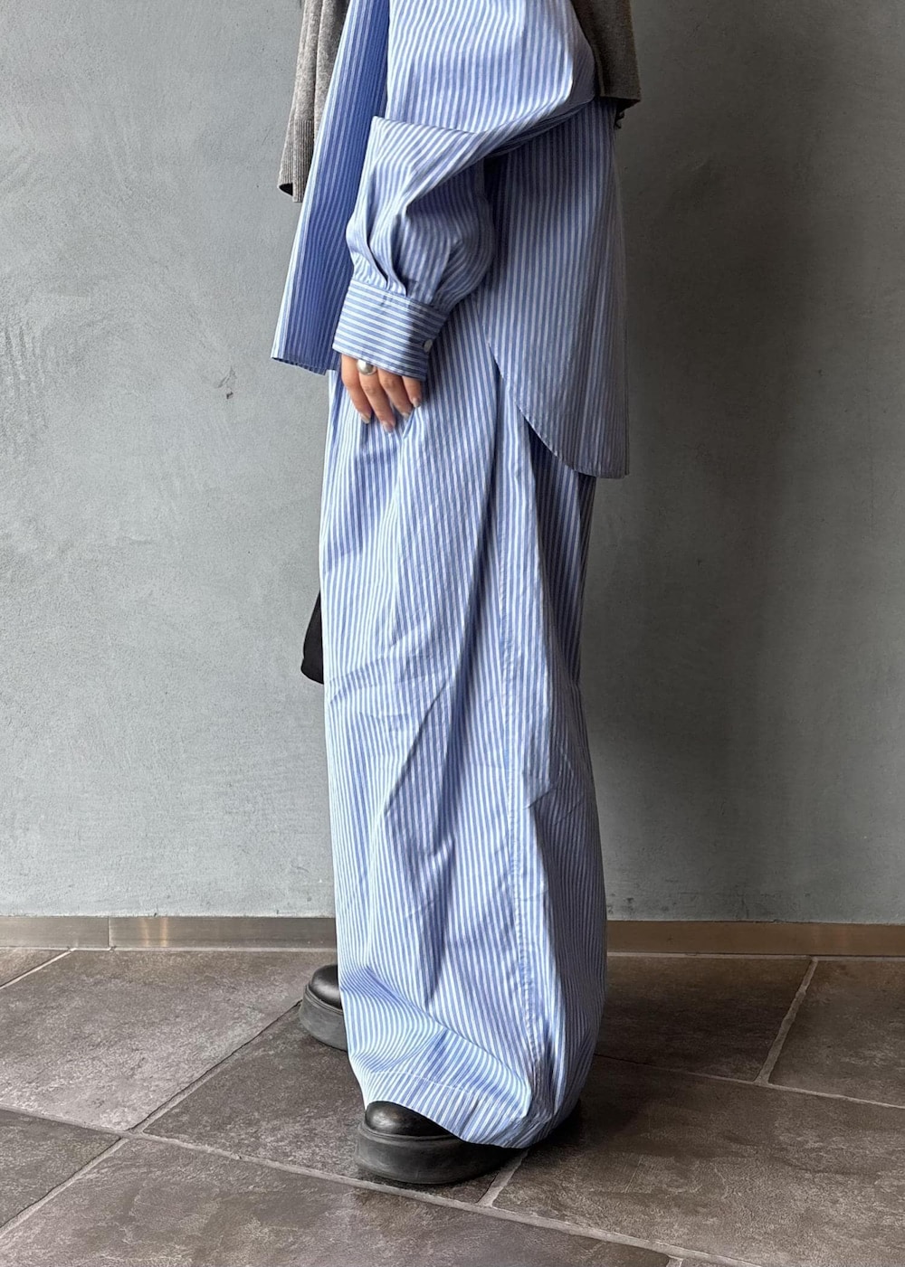 ブラック系のサンダル、グレー系のニット/セーター、ブラック系のハンドバッグを着用したレディースの秋コーディネートの9枚目の写真