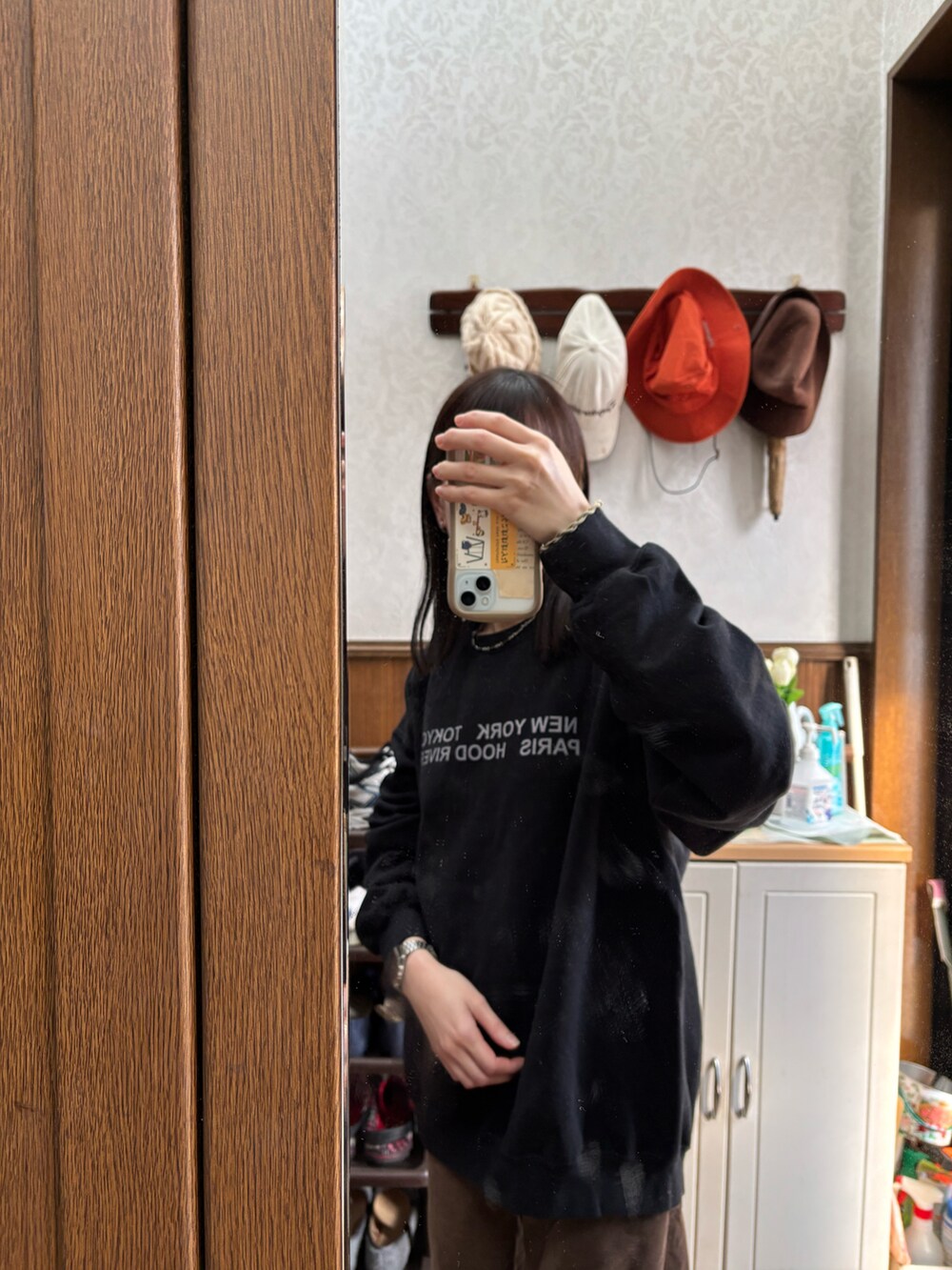 ブラック系のスウェットを着用したレディースの秋コーディネートの2枚目の写真