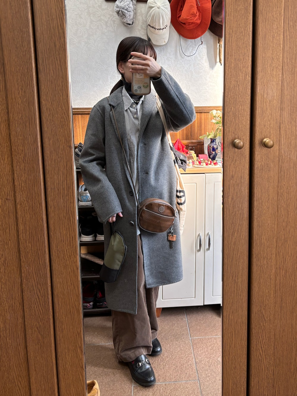 その他のシャツ/ブラウスを着用したレディースの秋コーディネートの2枚目の写真