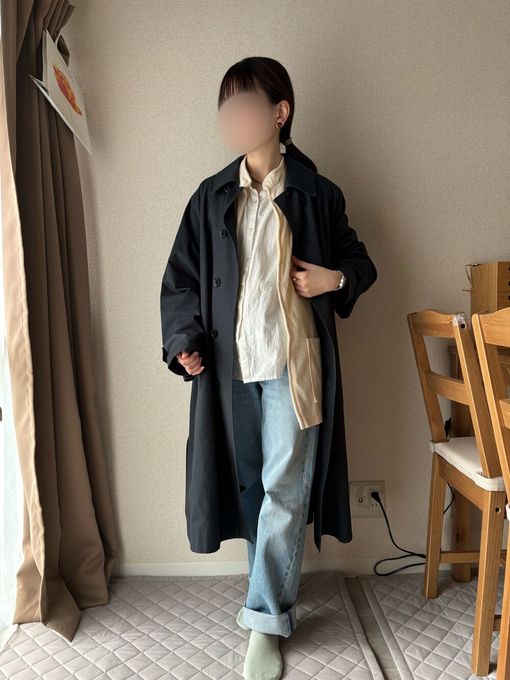 ベージュ系のカーディガン/ボレロを着用したレディースの秋コーディネートの2枚目の写真