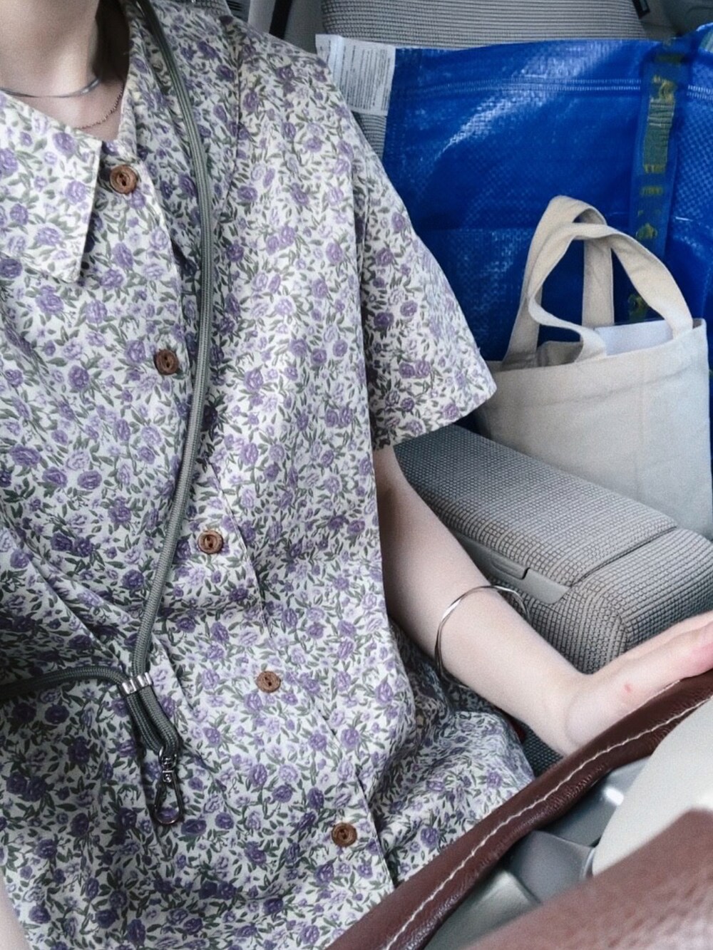 ブラック系のサンダル、グレー系のデニムスカート、パープル系のシャツ/ブラウスを着用したレディースの冬コーディネートの2枚目の写真